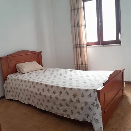 Modest Private Room Near Airport Lisbon *
